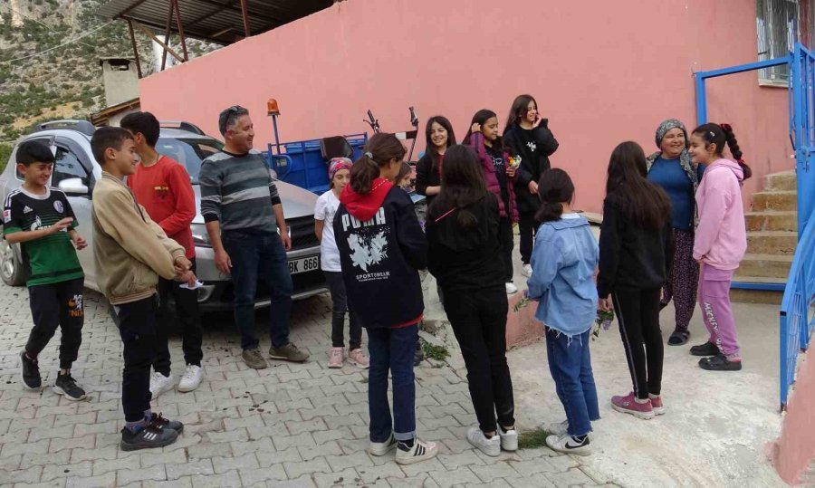 Doğuştan Engelli Havva’ya Arkadaşlarından Sürpriz 23 Nisan Kutlaması