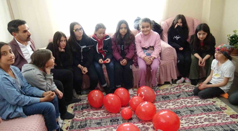 Doğuştan Engelli Havva’ya Arkadaşlarından Sürpriz 23 Nisan Kutlaması