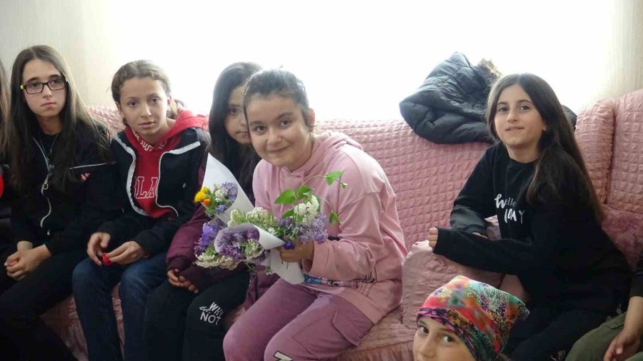 Doğuştan Engelli Havva’ya Arkadaşlarından Sürpriz 23 Nisan Kutlaması