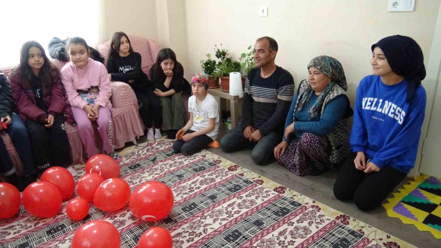 Doğuştan Engelli Havva’ya Arkadaşlarından Sürpriz 23 Nisan Kutlaması