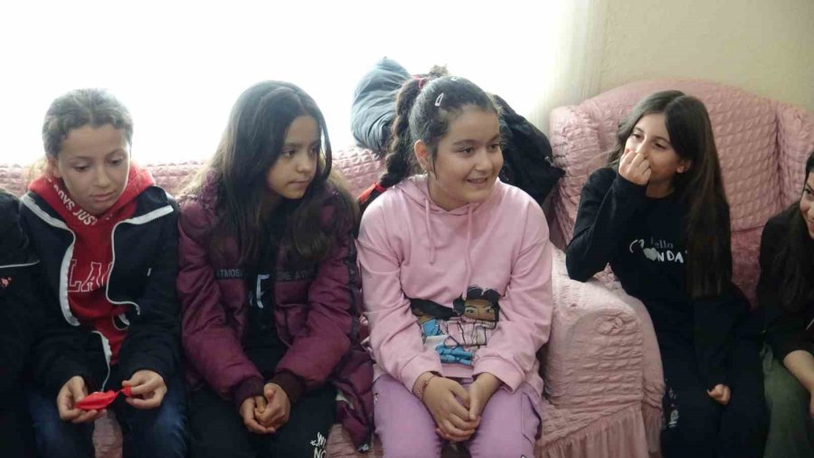 Doğuştan Engelli Havva’ya Arkadaşlarından Sürpriz 23 Nisan Kutlaması