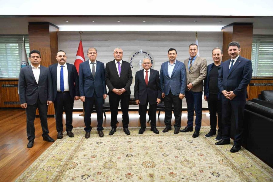 Başkan Büyükkılıç’a Eğitimcilerden Teşekkür Plaketi