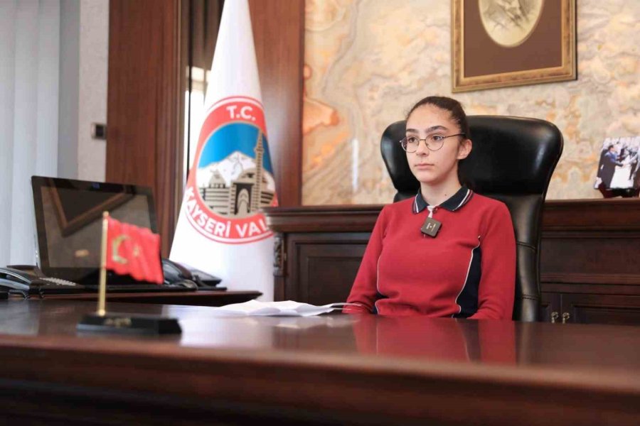 Vali Çiçek Koltuğunu 8.sınıf Öğrencisi Esma’ya Devretti