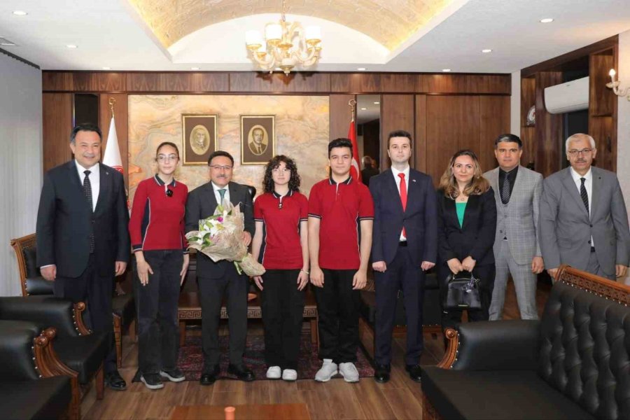 Vali Çiçek Koltuğunu 8.sınıf Öğrencisi Esma’ya Devretti