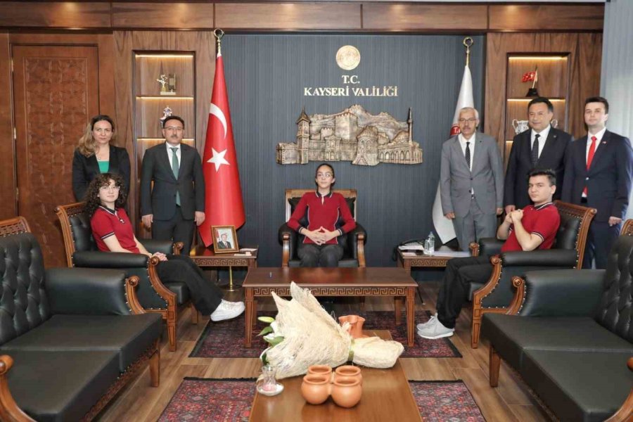 Vali Çiçek Koltuğunu 8.sınıf Öğrencisi Esma’ya Devretti
