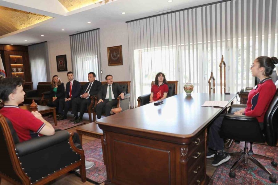 Vali Çiçek Koltuğunu 8.sınıf Öğrencisi Esma’ya Devretti