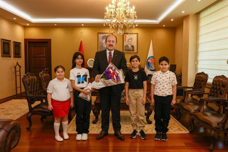 Vali Pehlivan Koltuğunu Küçük Zeynep’e Devretti