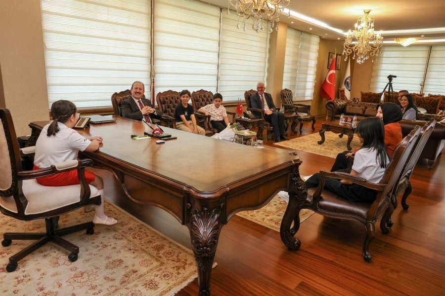 Vali Pehlivan Koltuğunu Küçük Zeynep’e Devretti