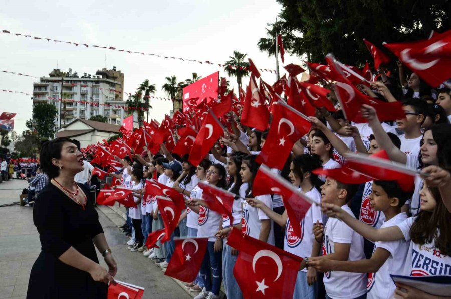 Mersin’de ’1923 Öğrenci 23 Nisan’ Konseri Verdi