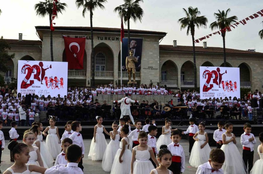 Mersin’de ’1923 Öğrenci 23 Nisan’ Konseri Verdi