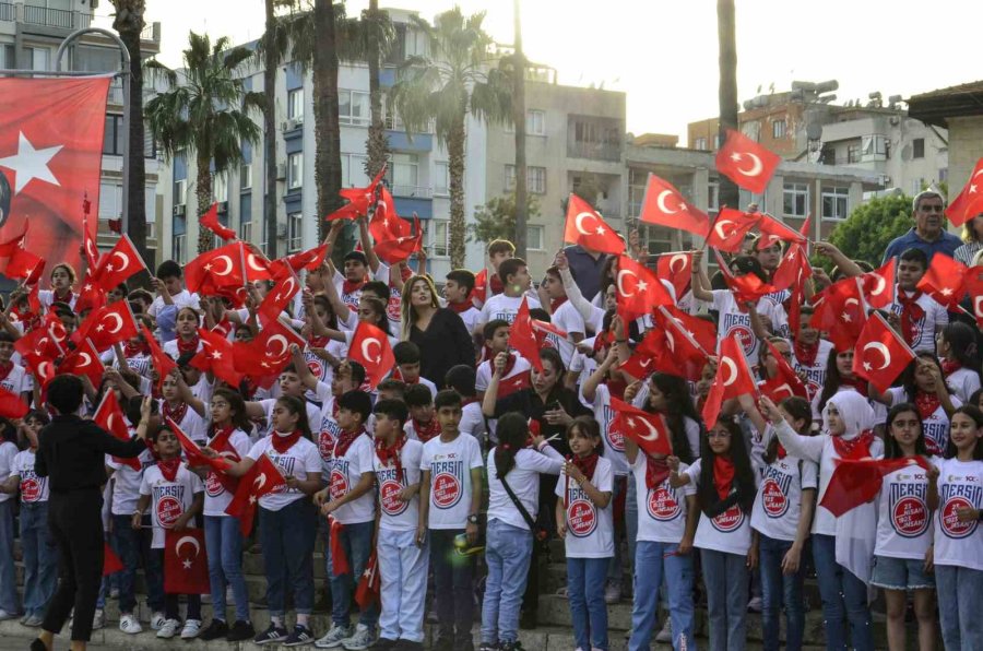Mersin’de ’1923 Öğrenci 23 Nisan’ Konseri Verdi