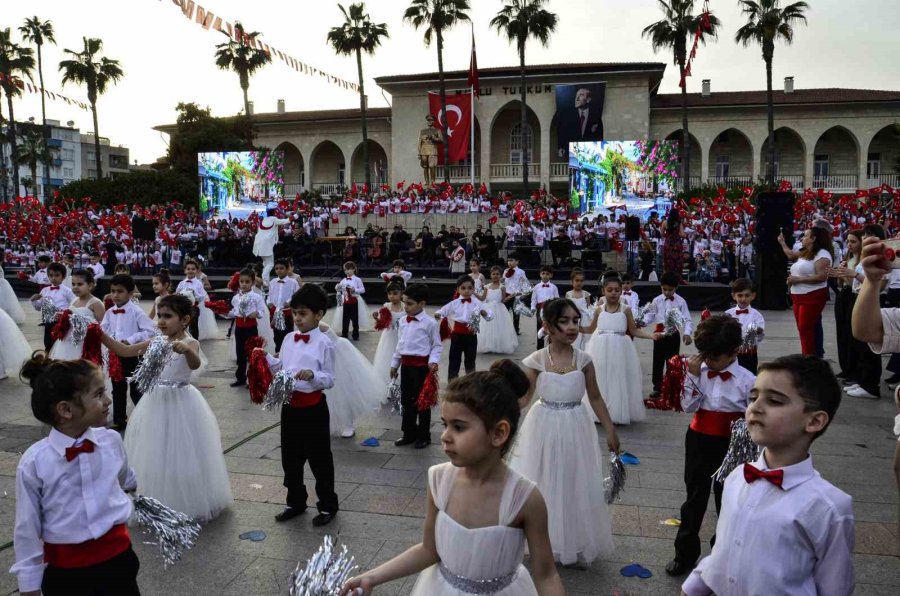 Mersin’de ’1923 Öğrenci 23 Nisan’ Konseri Verdi