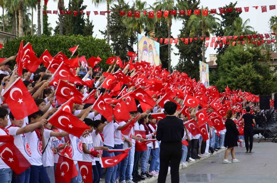 Mersin’de ’1923 Öğrenci 23 Nisan’ Konseri Verdi