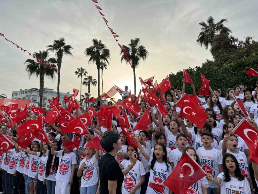 Mersin’de ’1923 Öğrenci 23 Nisan’ Konseri Verdi