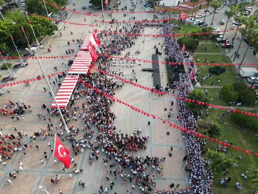 Mersin’de ’1923 Öğrenci 23 Nisan’ Konseri Verdi