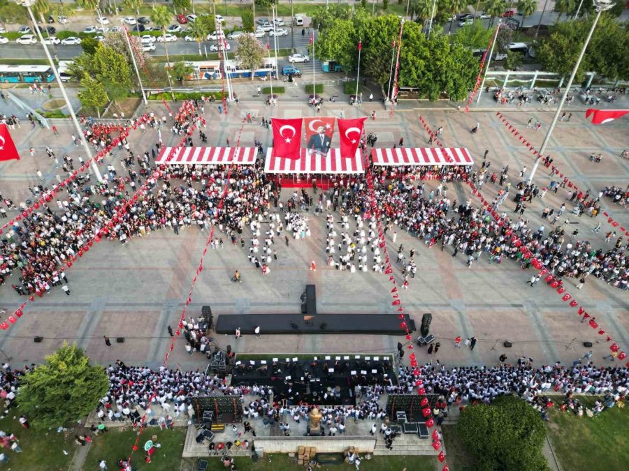 Mersin’de ’1923 Öğrenci 23 Nisan’ Konseri Verdi