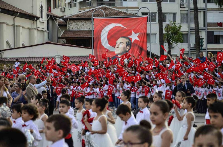 Mersin’de ’1923 Öğrenci 23 Nisan’ Konseri Verdi