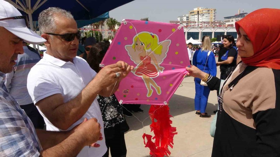 Erdemli’de Geleneksel Uçurtma Şenliği