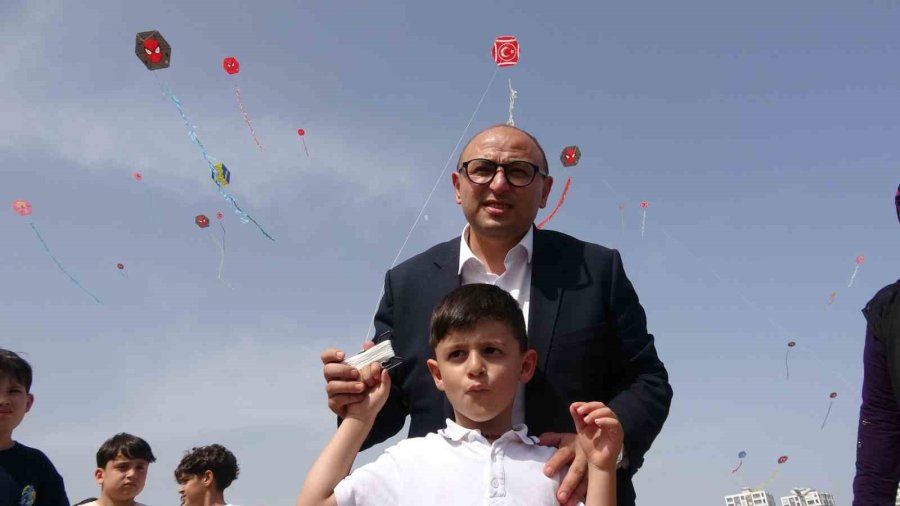 Erdemli’de Geleneksel Uçurtma Şenliği