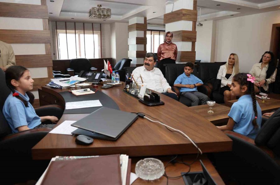 Başkan Yıldız, Koltuğunu Çocuklara Devretti