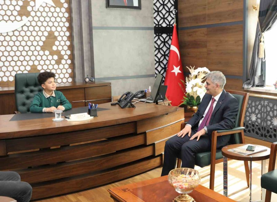 Vali Koltuğuna Oturan Çocuk, Güvenlik Tedbirleri İçin Emniyet Müdürünü Aradı