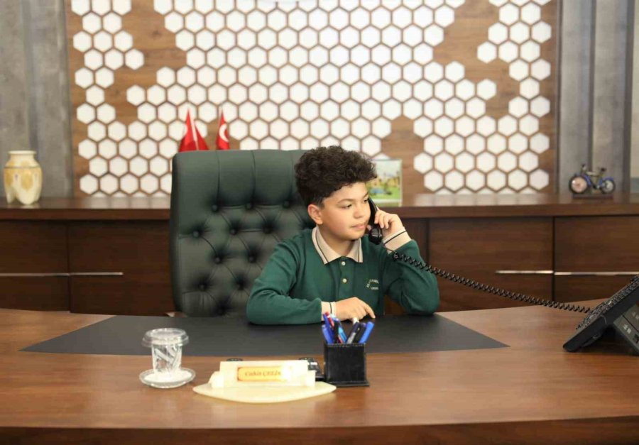 Vali Koltuğuna Oturan Çocuk, Güvenlik Tedbirleri İçin Emniyet Müdürünü Aradı