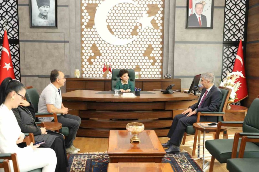 Vali Koltuğuna Oturan Çocuk, Güvenlik Tedbirleri İçin Emniyet Müdürünü Aradı
