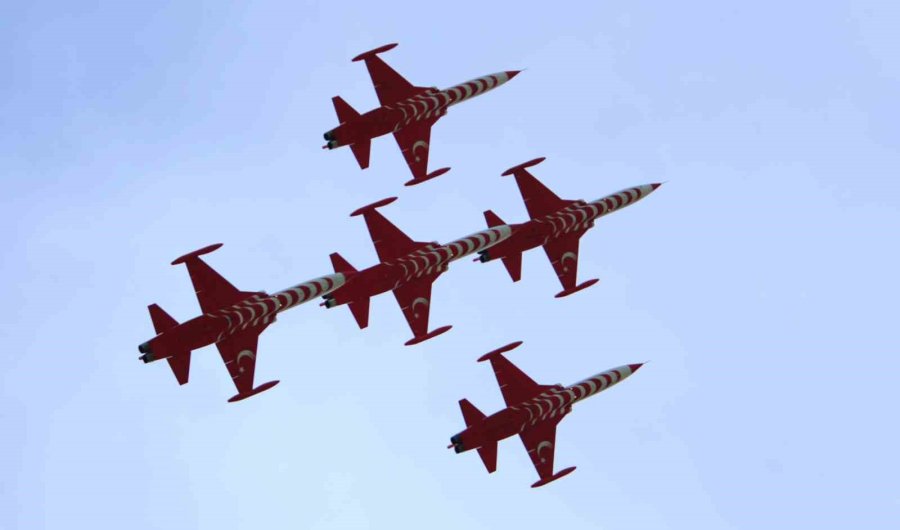 Türk Yıldızları’nın Nefes Kesen Gösterisi On Binlerce Vatandaşı Sahillere Doldurdu