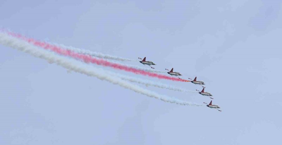 Türk Yıldızları’nın Nefes Kesen Gösterisi On Binlerce Vatandaşı Sahillere Doldurdu