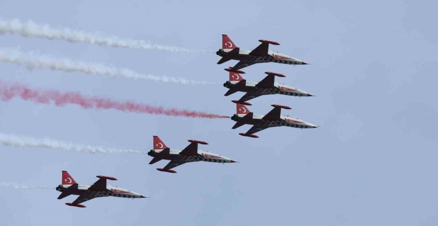 Türk Yıldızları’nın Nefes Kesen Gösterisi On Binlerce Vatandaşı Sahillere Doldurdu