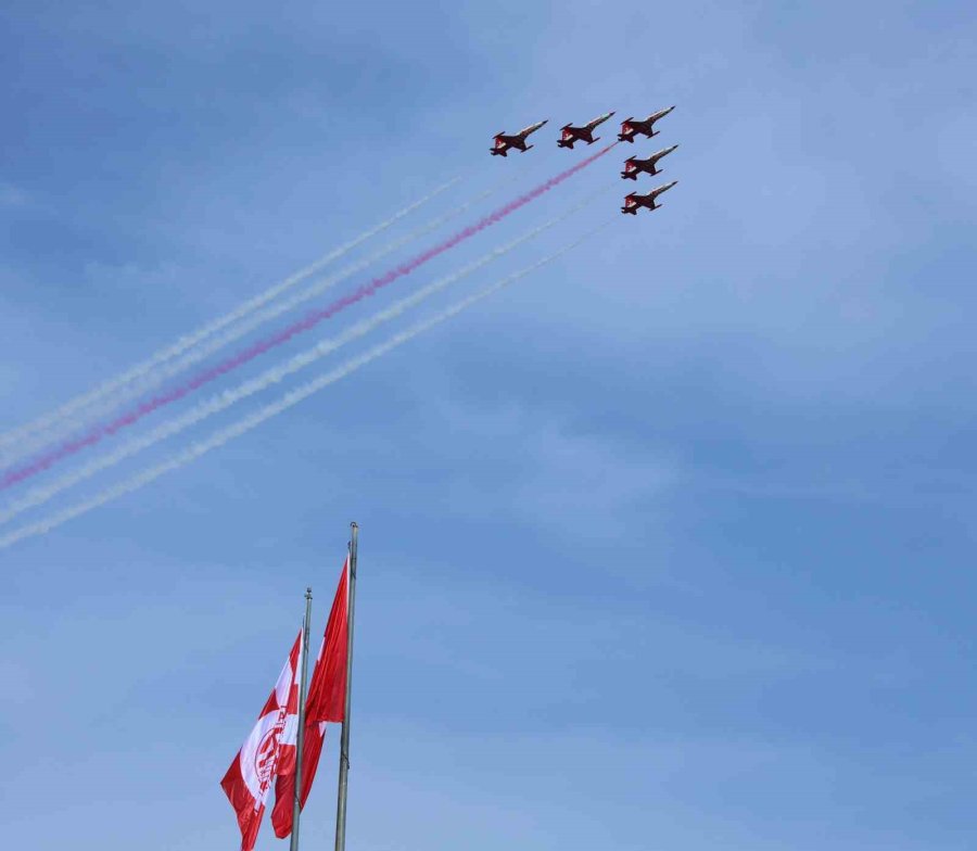 Türk Yıldızları’nın Nefes Kesen Gösterisi On Binlerce Vatandaşı Sahillere Doldurdu