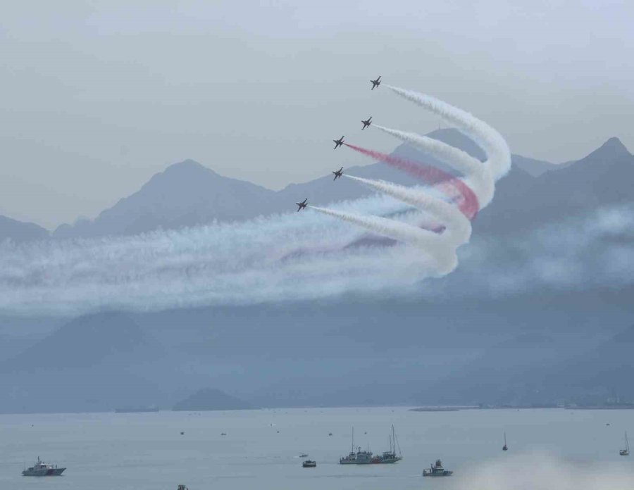 Türk Yıldızları’nın Nefes Kesen Gösterisi On Binlerce Vatandaşı Sahillere Doldurdu