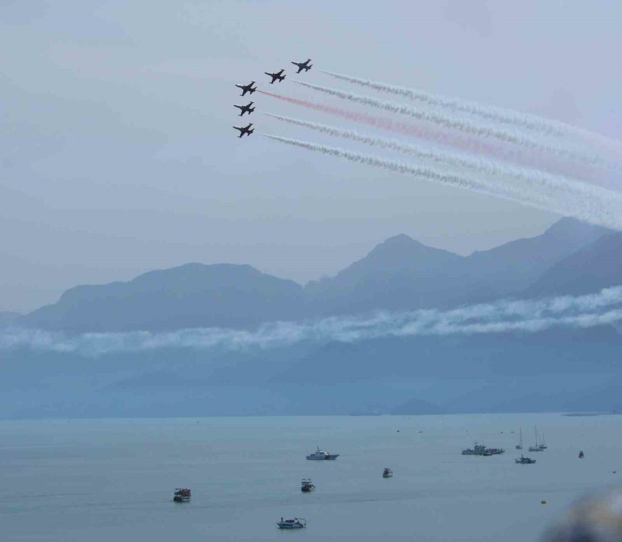 Türk Yıldızları’nın Nefes Kesen Gösterisi On Binlerce Vatandaşı Sahillere Doldurdu