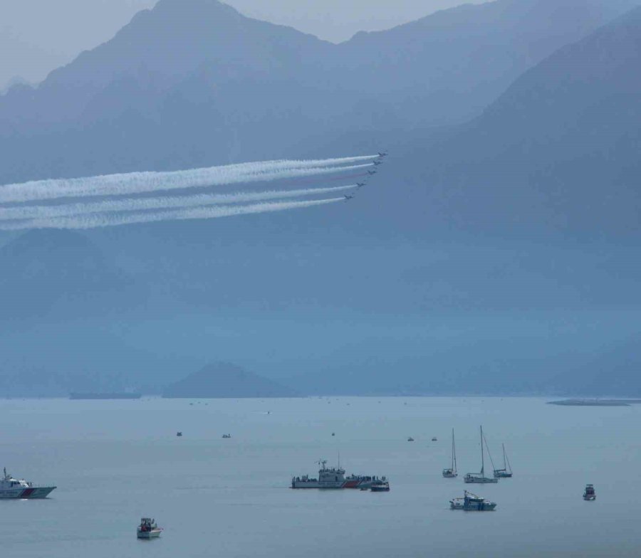 Türk Yıldızları’nın Nefes Kesen Gösterisi On Binlerce Vatandaşı Sahillere Doldurdu