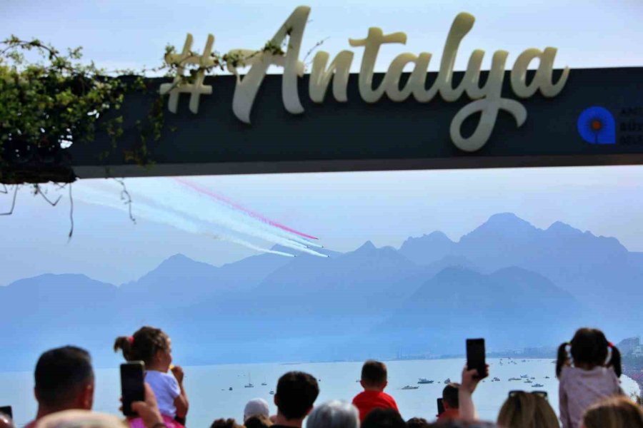 Türk Yıldızları’nın Nefes Kesen Gösterisi On Binlerce Vatandaşı Sahillere Doldurdu