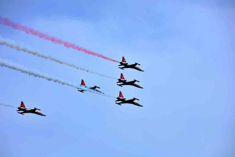 Türk Yıldızları’nın Nefes Kesen Gösterisi On Binlerce Vatandaşı Sahillere Doldurdu