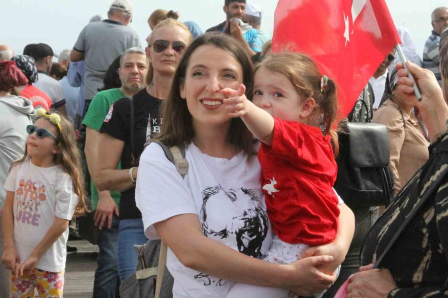 Türk Yıldızları’nın Nefes Kesen Gösterisi On Binlerce Vatandaşı Sahillere Doldurdu