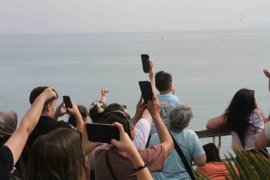 Türk Yıldızları’nın Nefes Kesen Gösterisi On Binlerce Vatandaşı Sahillere Doldurdu