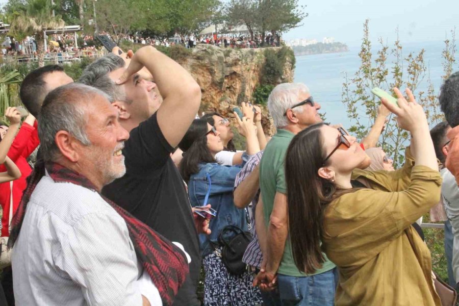 Türk Yıldızları’nın Nefes Kesen Gösterisi On Binlerce Vatandaşı Sahillere Doldurdu