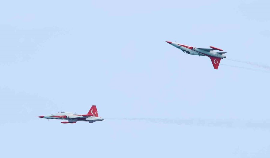 Türk Yıldızları’nın Nefes Kesen Gösterisi On Binlerce Vatandaşı Sahillere Doldurdu