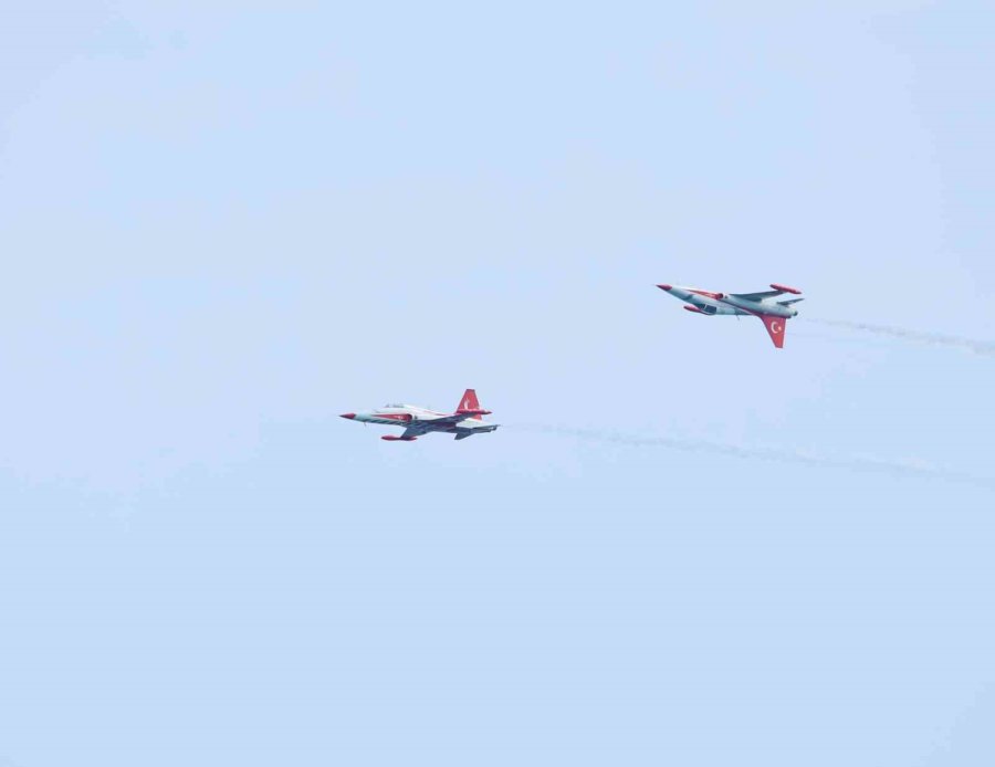 Türk Yıldızları’nın Nefes Kesen Gösterisi On Binlerce Vatandaşı Sahillere Doldurdu