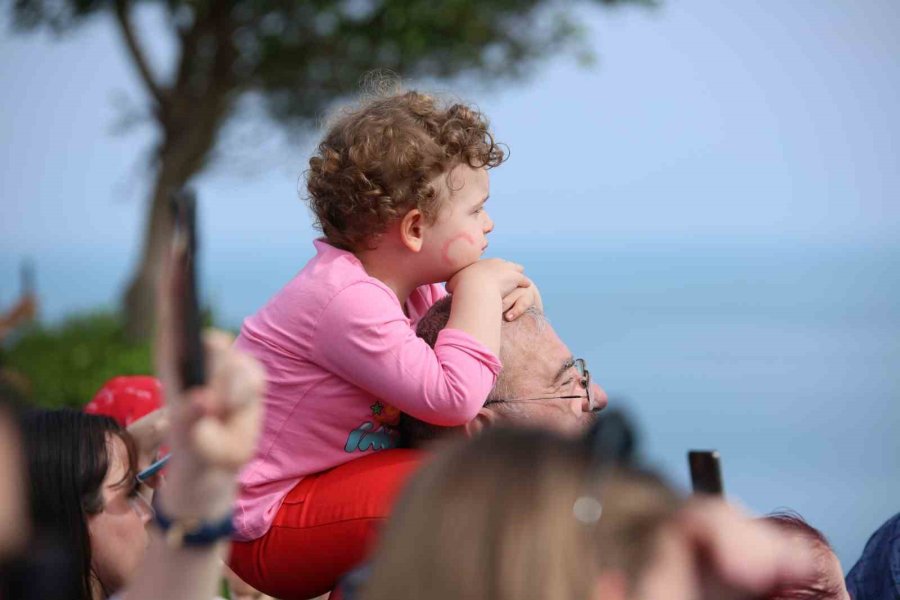 Türk Yıldızları’nın Nefes Kesen Gösterisi On Binlerce Vatandaşı Sahillere Doldurdu