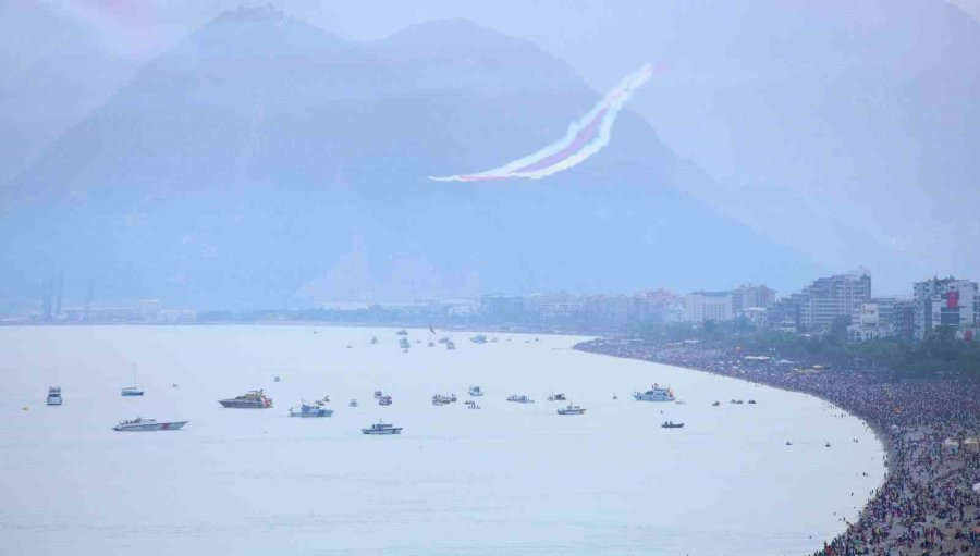 Türk Yıldızları’nın Nefes Kesen Gösterisi On Binlerce Vatandaşı Sahillere Doldurdu