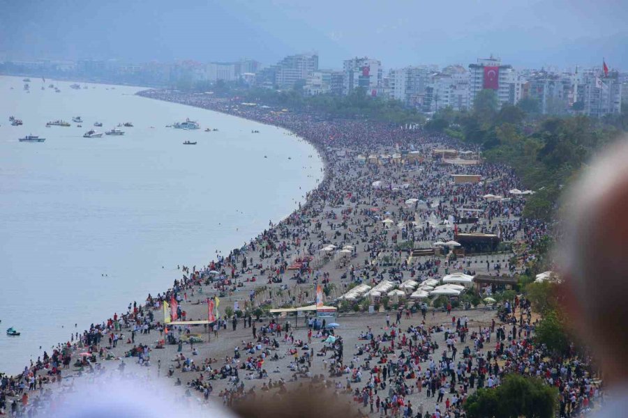 Türk Yıldızları’nın Nefes Kesen Gösterisi On Binlerce Vatandaşı Sahillere Doldurdu