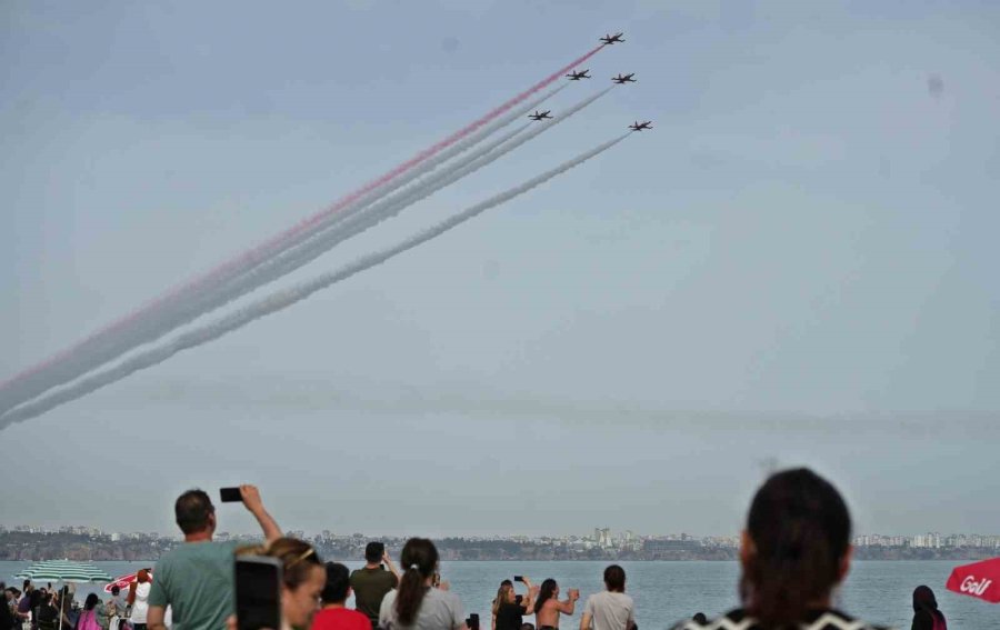 Türk Yıldızları’nın Nefes Kesen Gösterisi On Binlerce Vatandaşı Sahillere Doldurdu