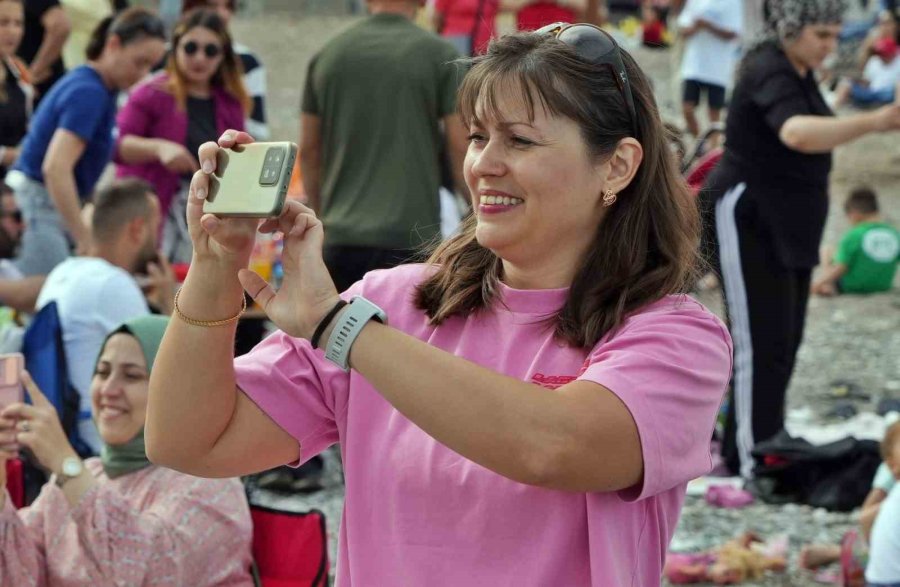 Türk Yıldızları’nın Nefes Kesen Gösterisi On Binlerce Vatandaşı Sahillere Doldurdu