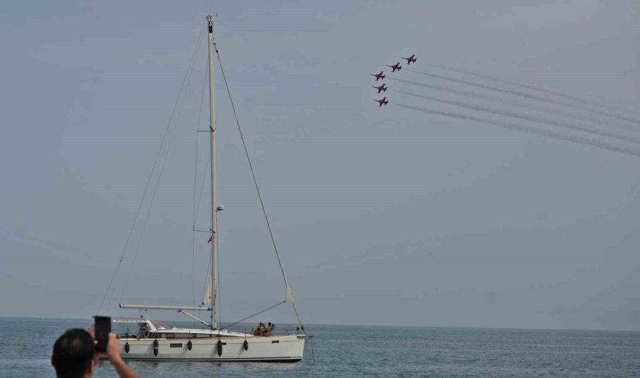 Türk Yıldızları’nın Nefes Kesen Gösterisi On Binlerce Vatandaşı Sahillere Doldurdu