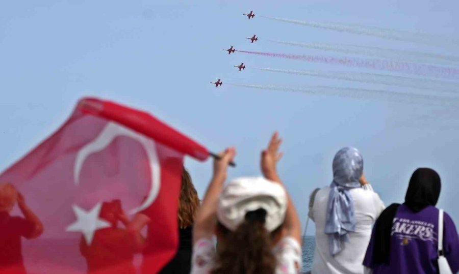 Türk Yıldızları’nın Nefes Kesen Gösterisi On Binlerce Vatandaşı Sahillere Doldurdu