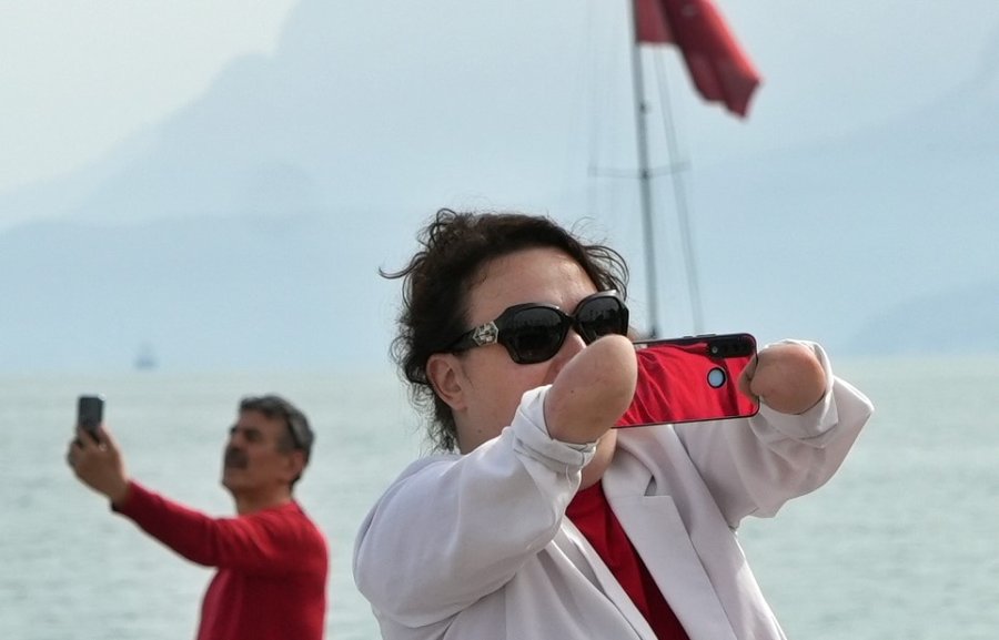 Türk Yıldızları’nın Nefes Kesen Gösterisi On Binlerce Vatandaşı Sahillere Doldurdu