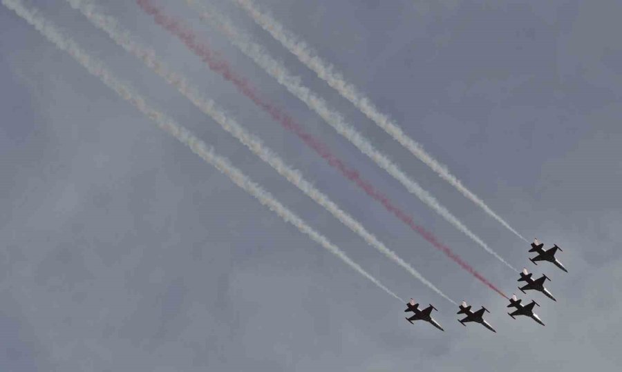 Türk Yıldızları’nın Nefes Kesen Gösterisi On Binlerce Vatandaşı Sahillere Doldurdu